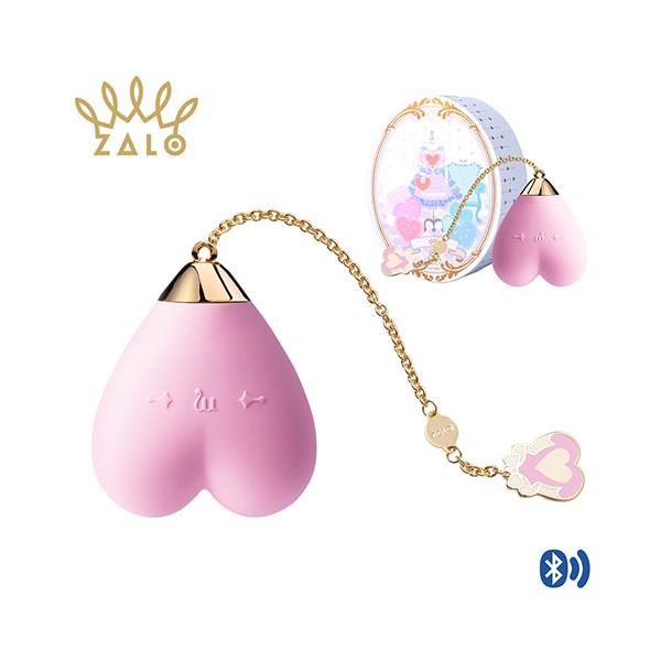 ALT: 잘로 베이비 하트 무선 블루투스 진동기 – 하트 모양의 귀여운 디자인과 골드 체인이 달린 핑크색 여성용 소형 바이브레이터, 조용한 작동 소음과 고급 패키지 구성으로 혼자서도 파트너와도 사용할 수 있는 프리미엄 성인용품잘로 베이비 하트, 무선 진동기, 블루투스 바이브, 여성용 성인용품, 소형 바이브레이터, 클리토리스 자극기, 하트형 섹스토이, 저소음 진동기, 고급 성인기구