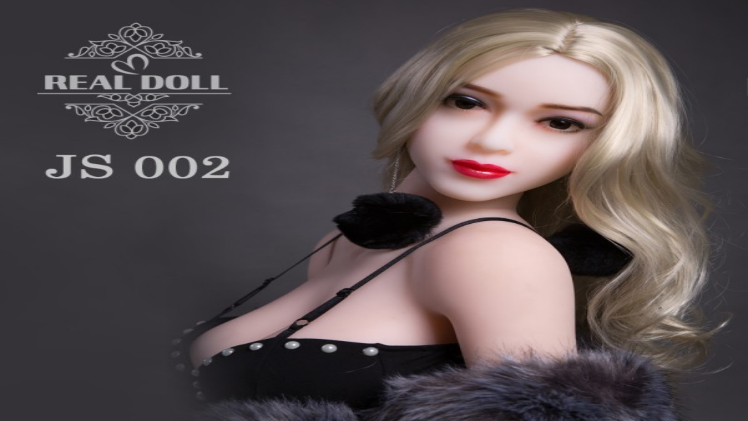 블랙 드레스를 입고 금발 머리를 내린 리얼돌 JS 002 모델이 도도한 표정으로 포즈를 취하고 있는 모습