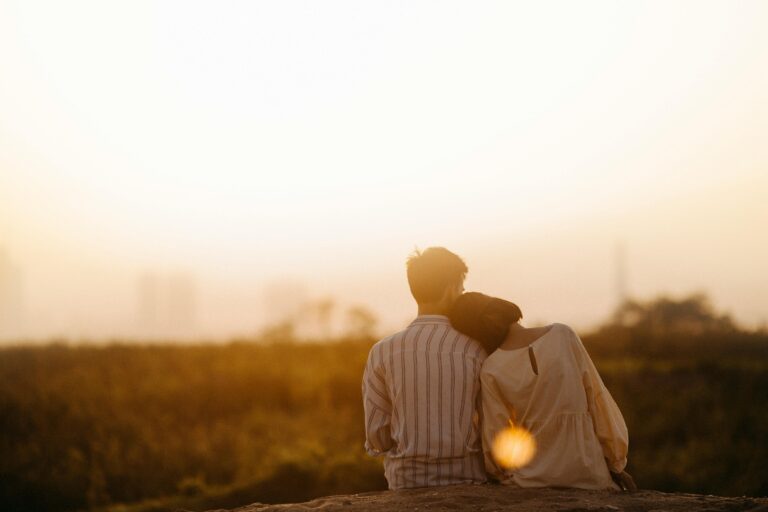 부부 사이가 멀어졌다고 느끼시나요? 실제 부부의 솔직한 대화를 통해 관계를 회복하는 7가지 실천 팁을 소개해요. 성인용품 활용까지, 오늘부터 당장 실천해보세요!