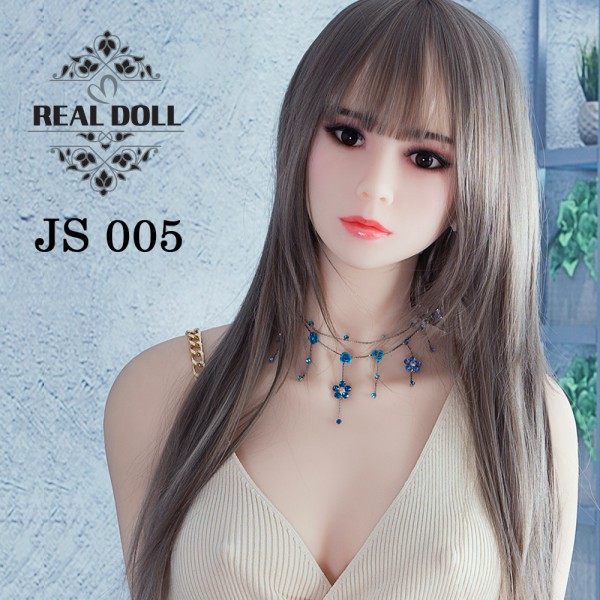 실제 사람과 흡사한 얼굴 조형과 긴 생머리를 가진 150cm 실리콘 리얼돌 JS 005, 세련된 네크리스와 베이지색 브이넥 원피스를 착용