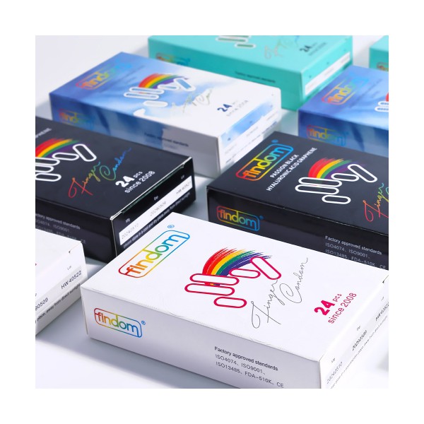 다양한 색상의 Findom 콘돔 박스들이 진열되어 있는 모습. 각 박스에는 무지개 로고와 "Flying Condom 24pcs"라는 문구가 인쇄되어 있음.